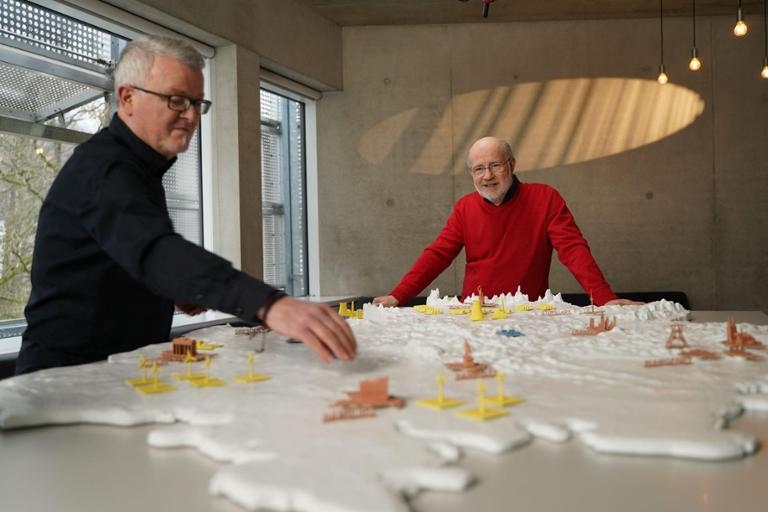 Maximilian Fichtner and Harald Lesch discuss how battery storage can help to stabilize the power grid