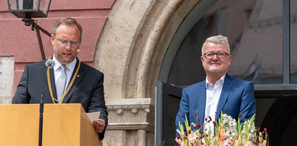 Prof. Maximilian Fichtner receives the Wissenschaftspreis of the City of Ulm from Ulm mayor Martin Ansbacher