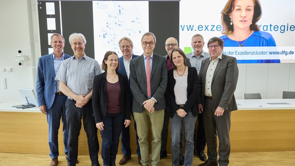 The spokespersons of the successful excellence clusters with the executive board of the KIT